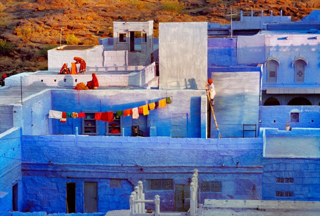 Terrazas y ropa tendida en la azul ciudad de Jodhpur 