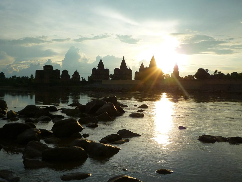 Río Betwa al atardecer con los cenotafios reales al fondo 