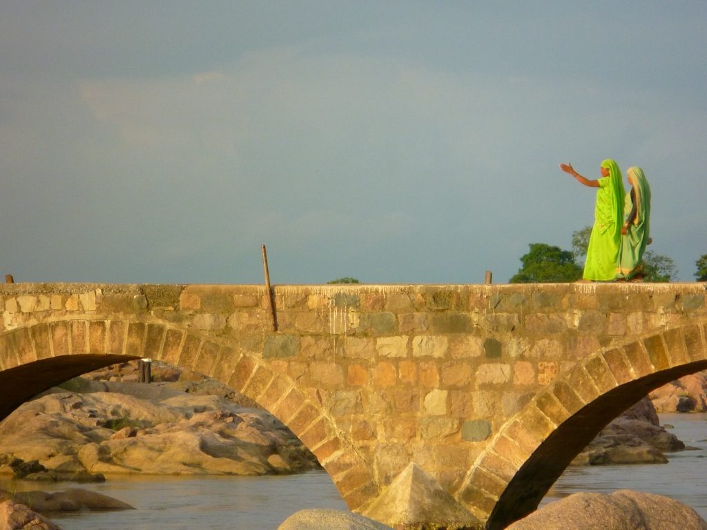 Puente de piedra sobre el río de Orccha