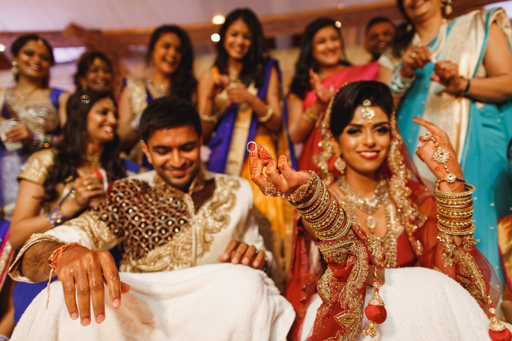 Novia con un anillo durante una boda india 