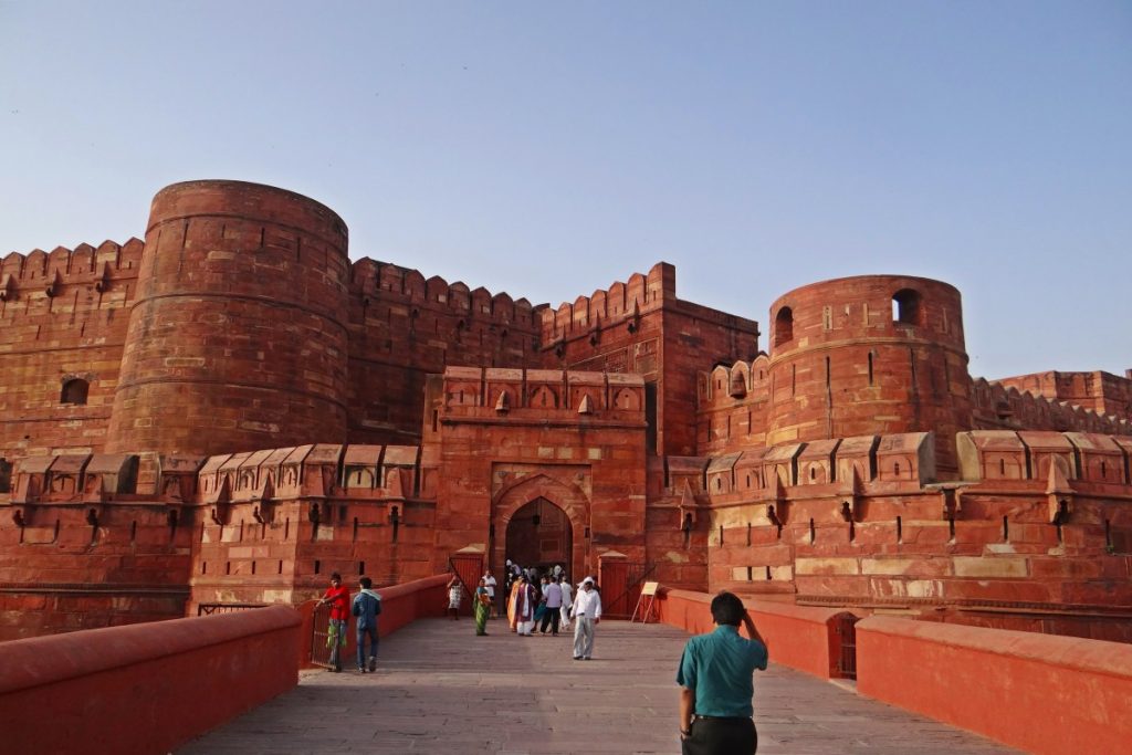 Turistas en Amar Singh, la entrada del Fuerte de Agra 