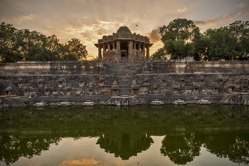 Escaleras del pozo escalonada de Modhera Sun Temple 