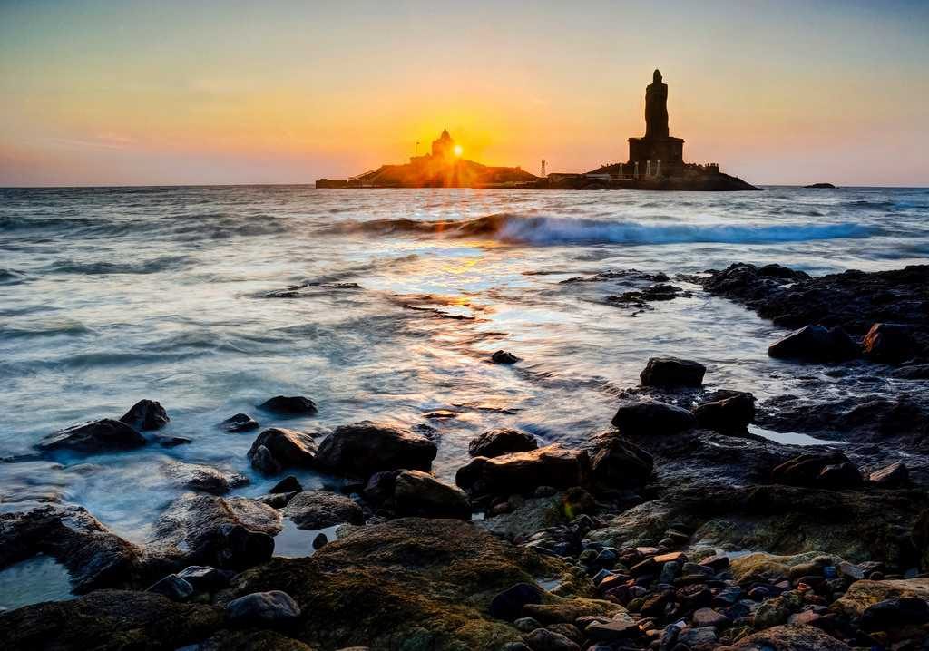 Estatua de Thrivulluvar junto al atardecer en Kanyakumari Kerala 