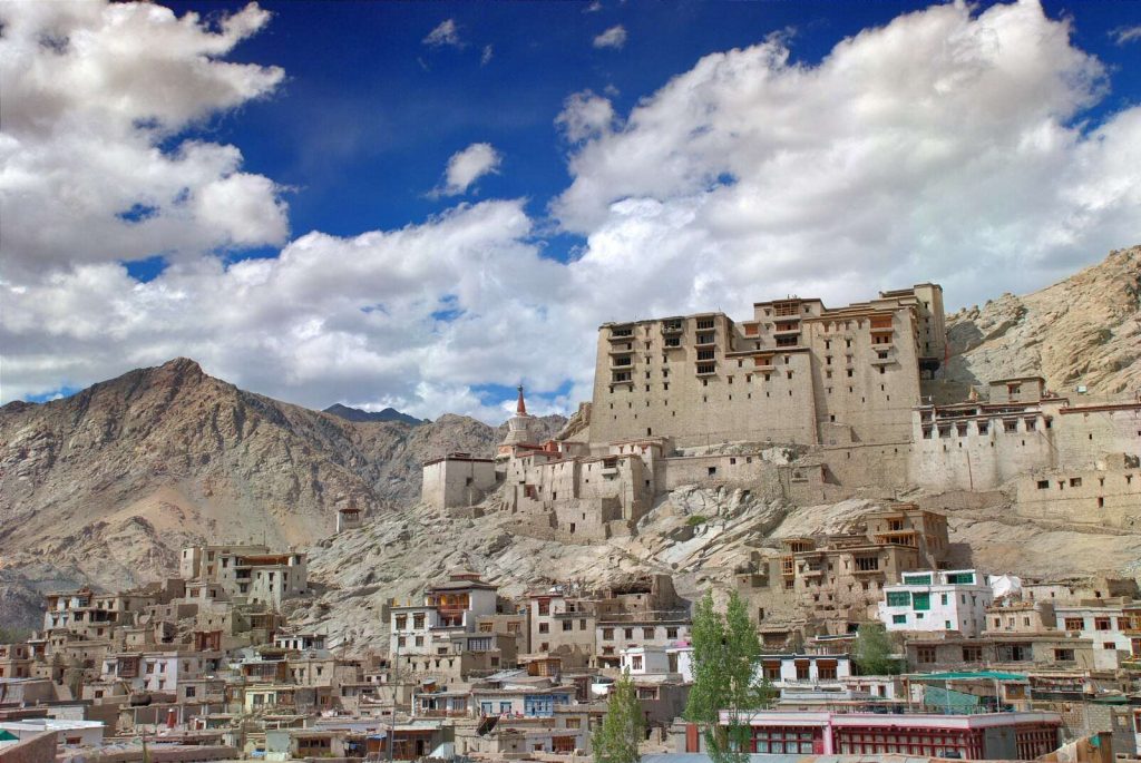 Palacio Real y montañas de Leh 