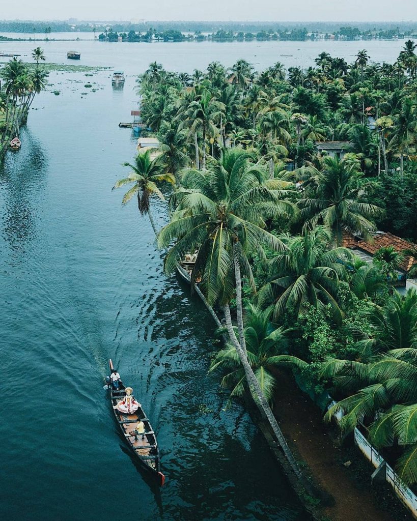 Barca a través de los backwaters de Kerala 