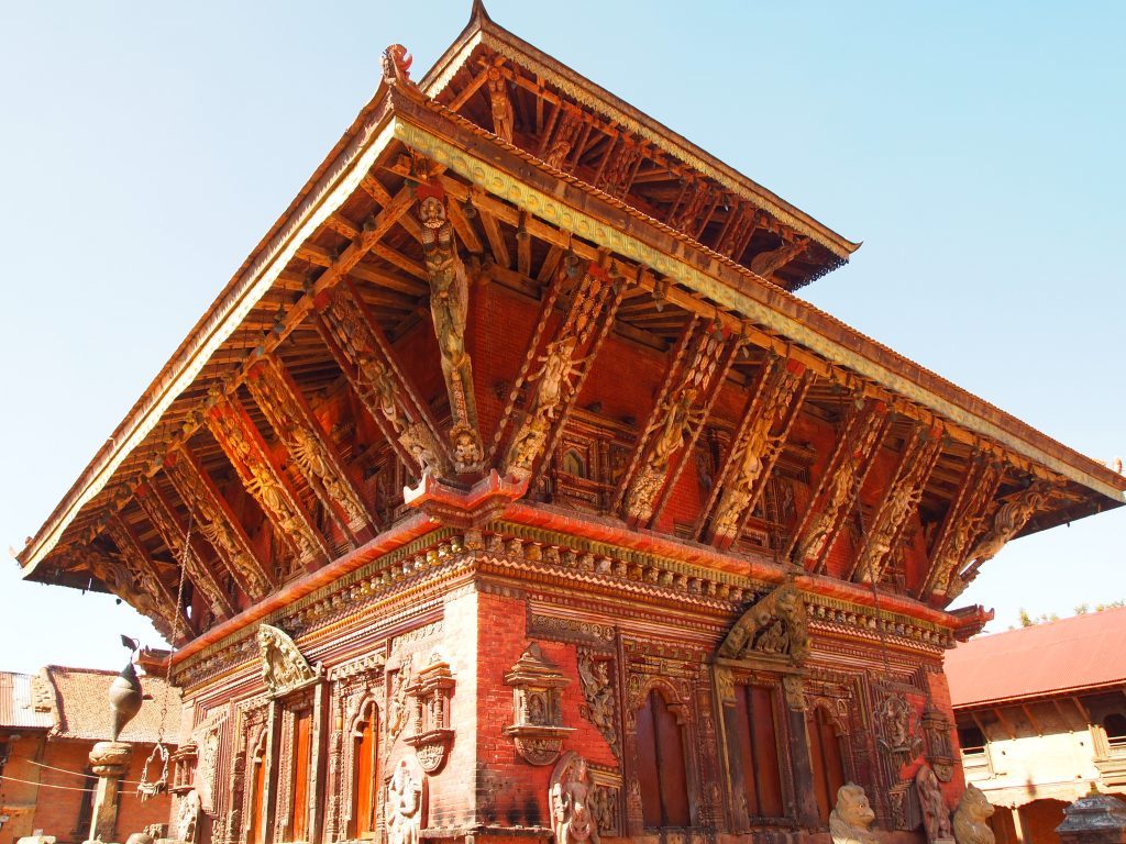 Templo rojizo con ornamentación en Changu Narayan en Nepal 