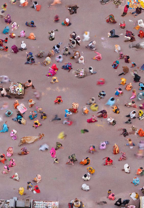 Personas con saris y ropas de colores bañándose en el río Ganges 