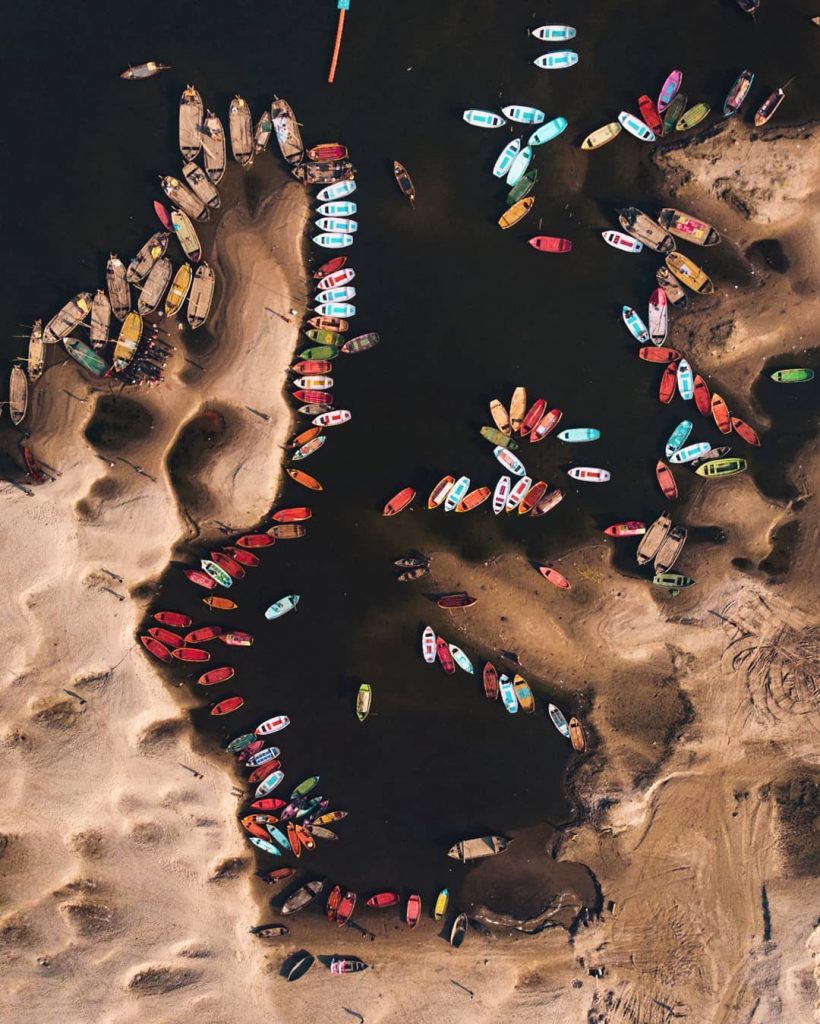 Barcas coloridas en el río Ganges en Allahabad 