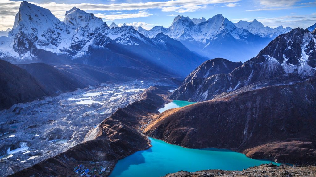 Lagos y montañas nevadas en el Valle de Sagarmatha de Nepal 