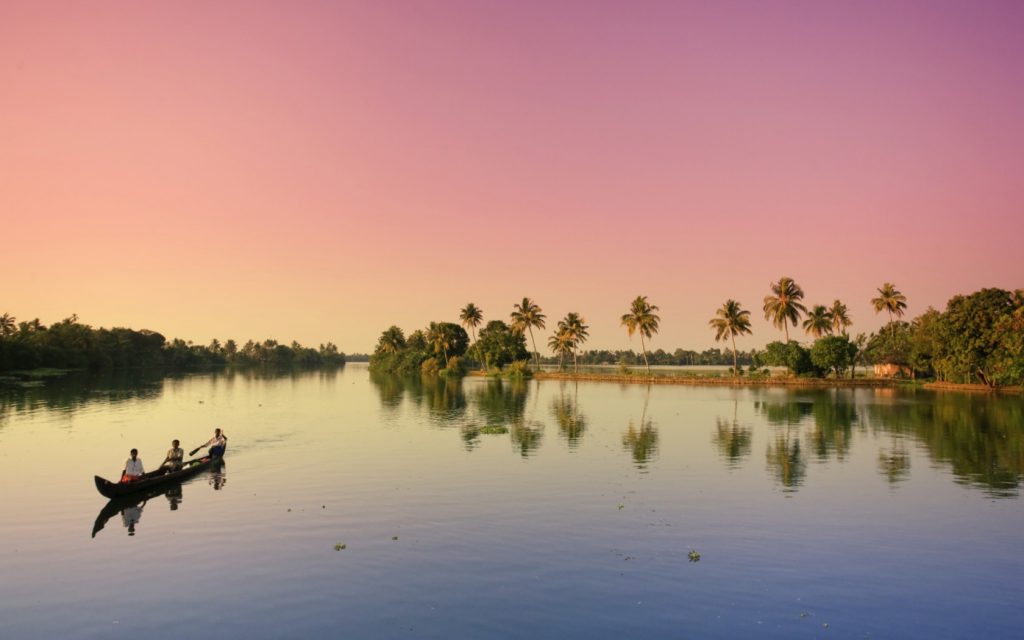 Pescadores y atardecer en los backwaters de Kerala 