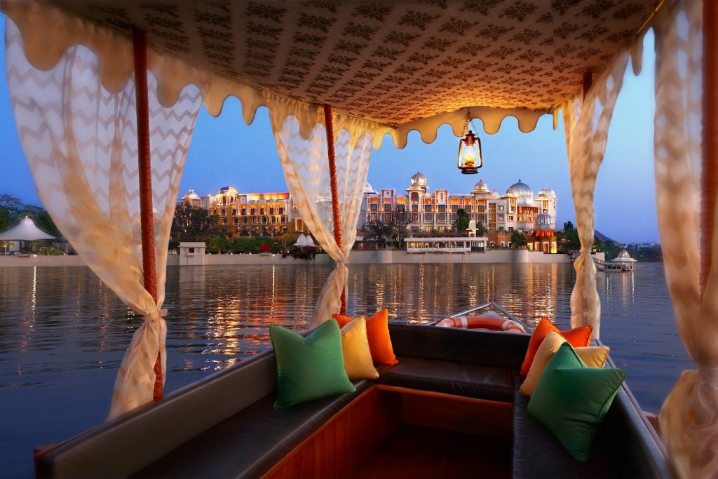 Barco de lujo en el lago de Pichol en Taj Lake Palace Udaipur