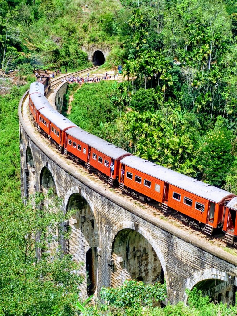 Tren en el Puente de los Nueve Arcos de Sri Lanka 