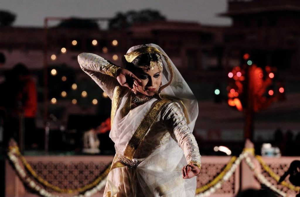 Bailarina Bollywood durante el Taj Mahotsav 