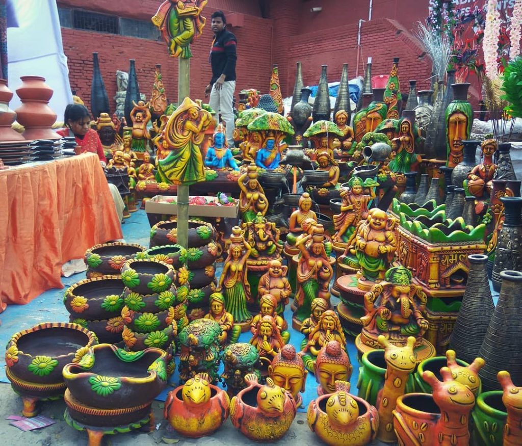 Color y piezas de arte en el mercado de Taj Mahotsav 