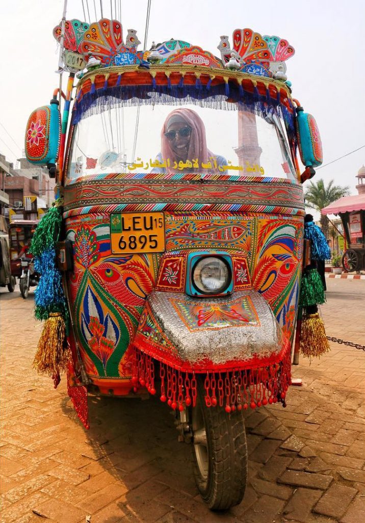 Conductora de rickshaw de colores en Pushkar 