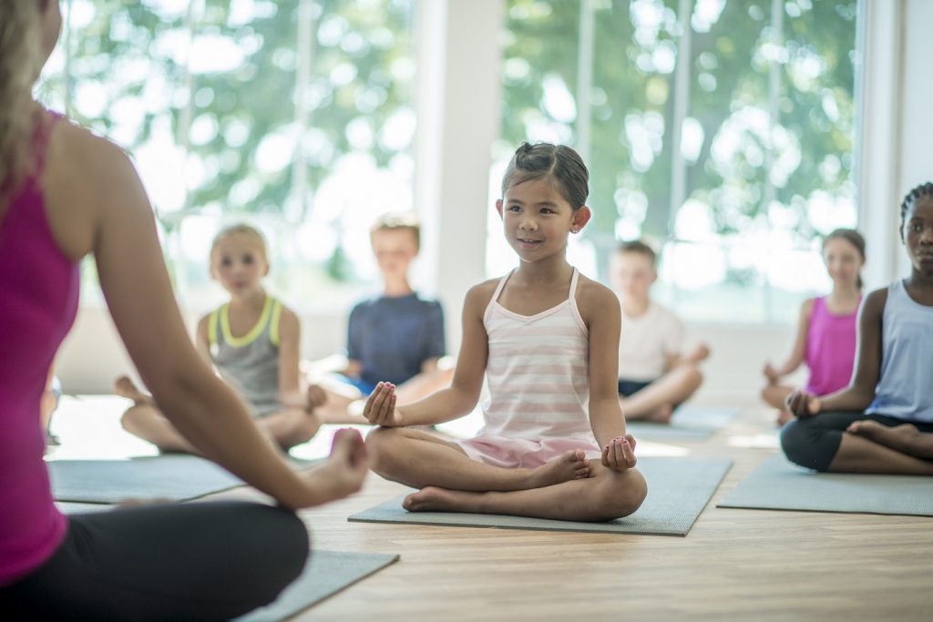 Niños haciendo yoga en India 