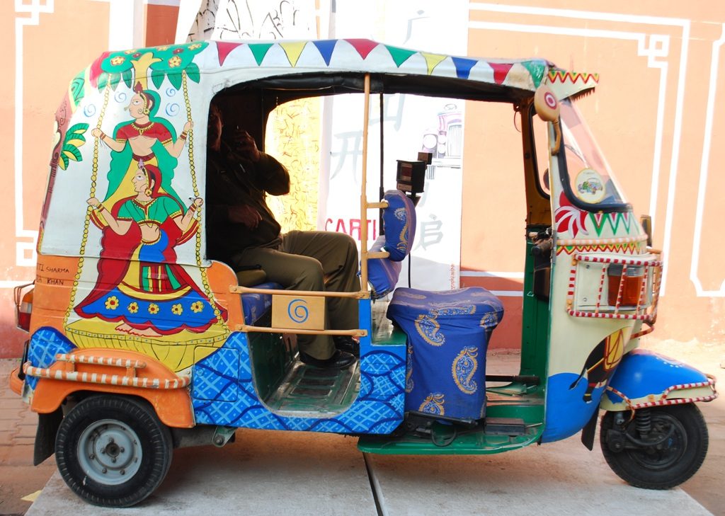 Rickshaw de colores y mujeres indias en Jaipur 