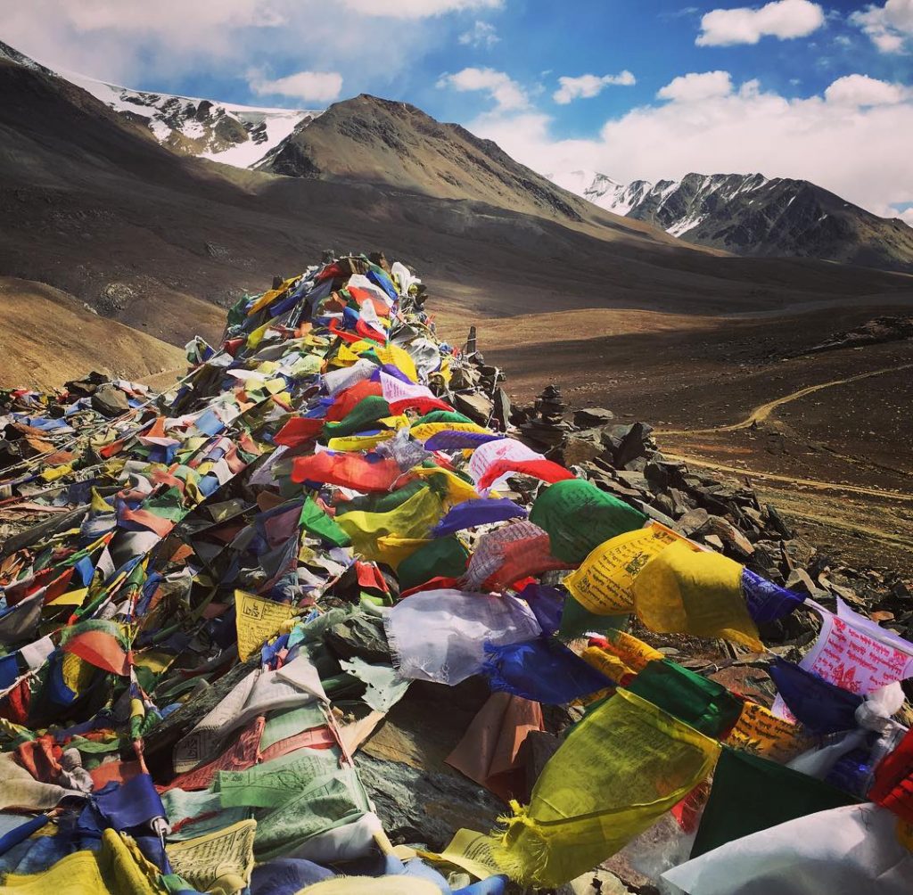 Baralacha-la Pass y banderines de colores 