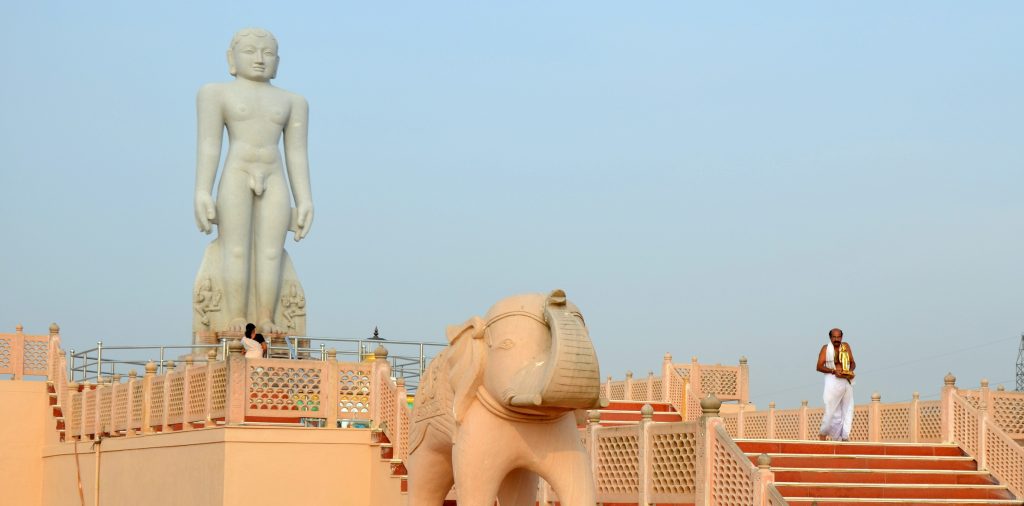 Estatua de Chandranatha Thirthankara en Karnataka 