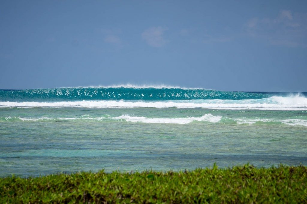 Olas surferas en las islas Andamán 