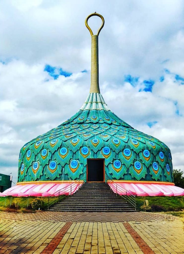 Templo con diseño de pavo real en India 