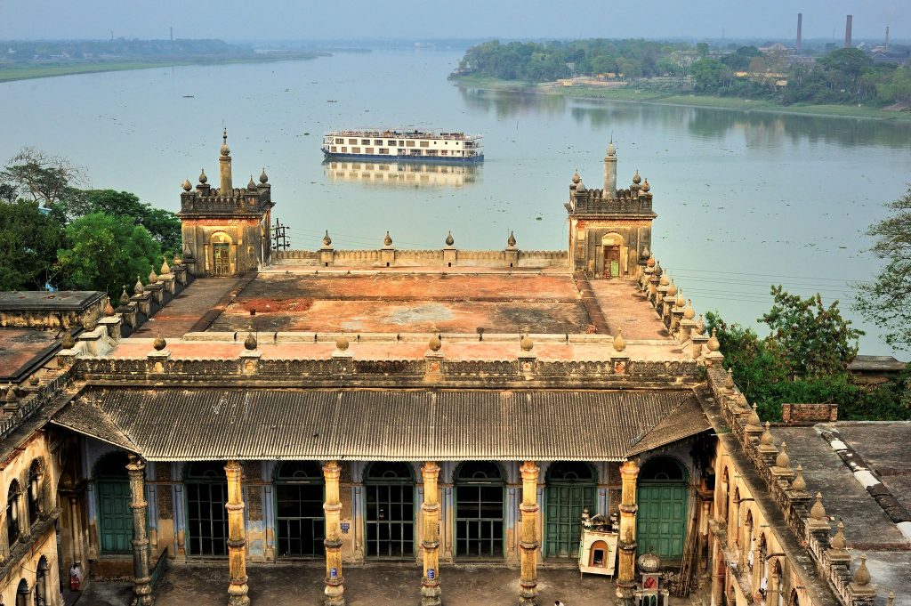 Crucero junto antiguo palacio del río Ganges