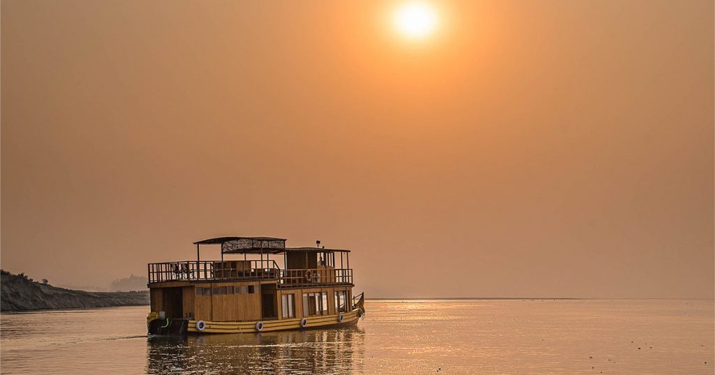 Barco fluvial por el río Ganges