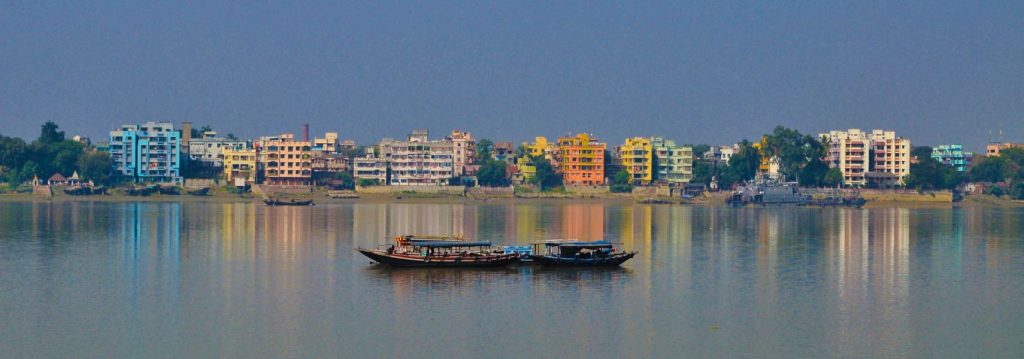 Casa de colores en el río Ganges y barca