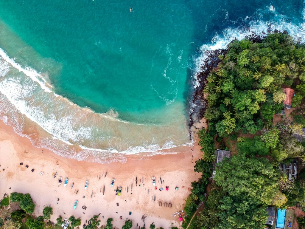 Playa de Mirissa en Sri Lanka vista desde el aire 