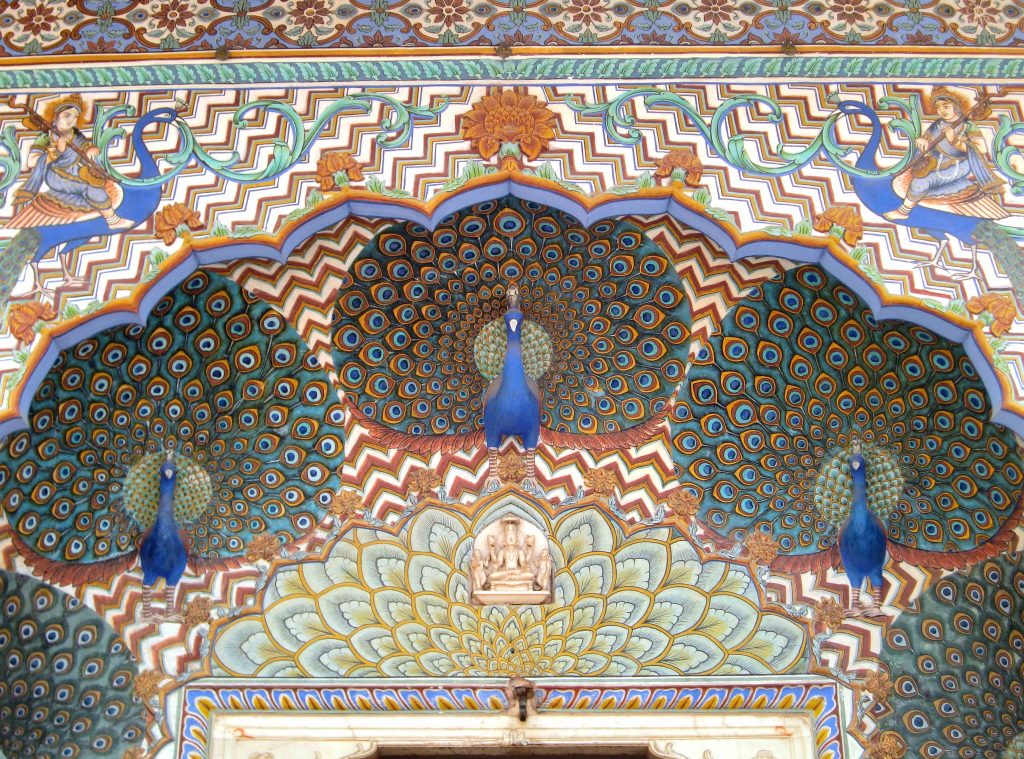 Pavos reales en la fachada del City Palace de Jaipur