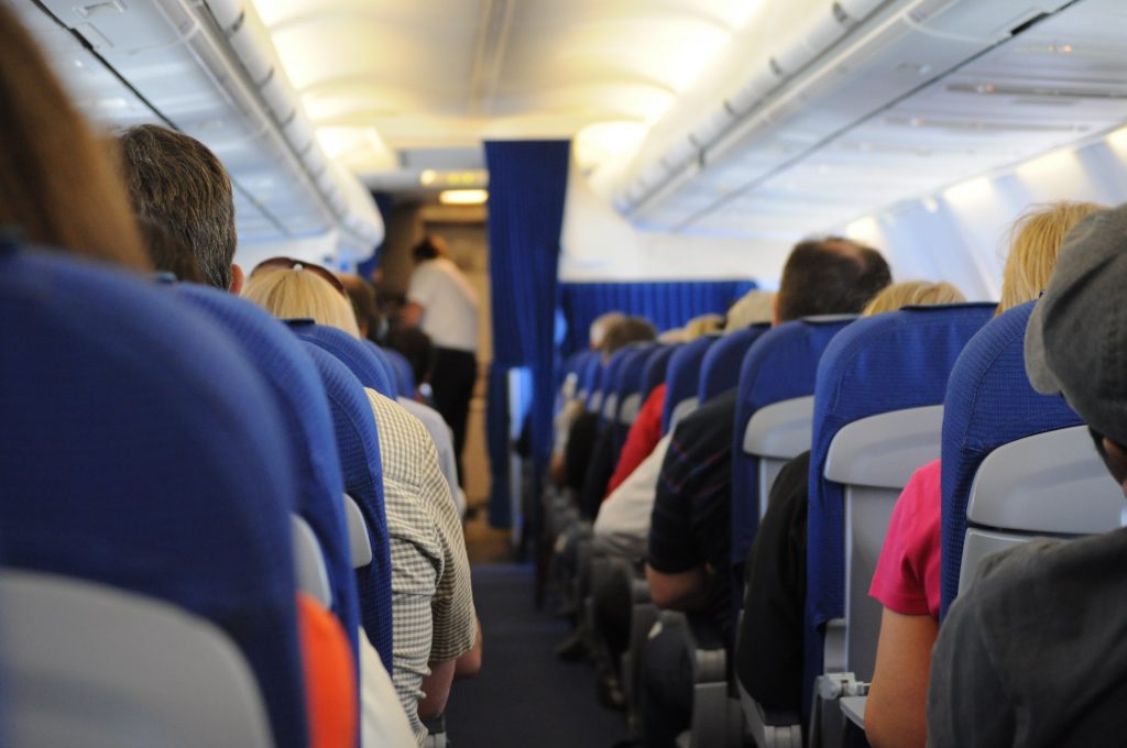 Pasajeros en un avión 