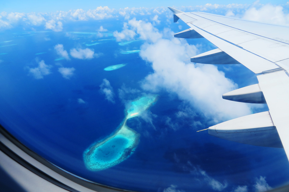 vistas de las islas Maldivas desde un avión