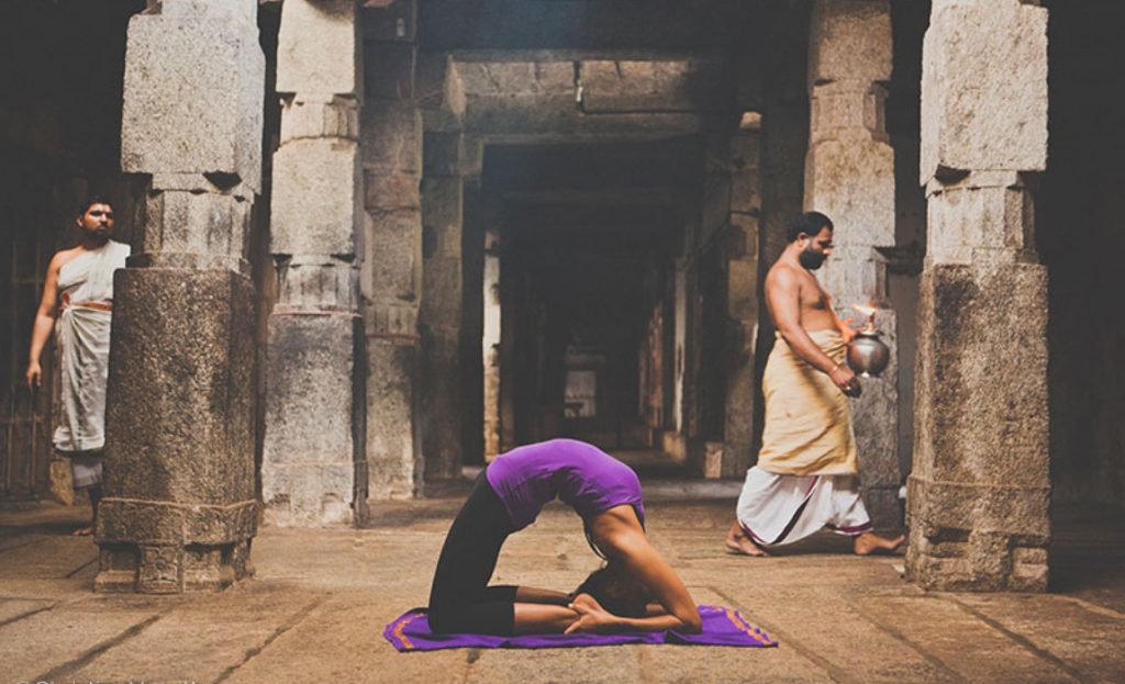 Yoga en un templo en India 