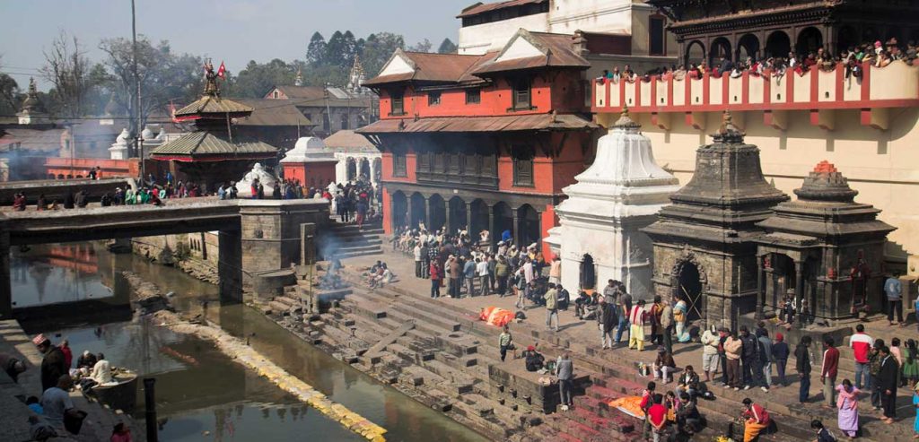 Acudir a la oración del río Bagmati 