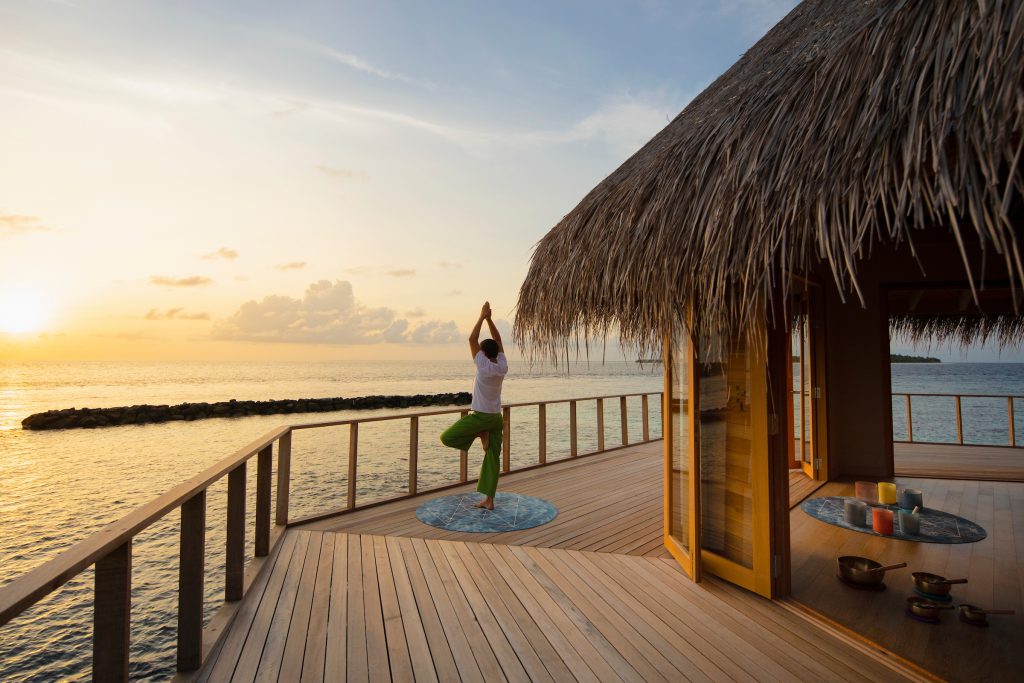 Yoga al atardecer en Maldivas 