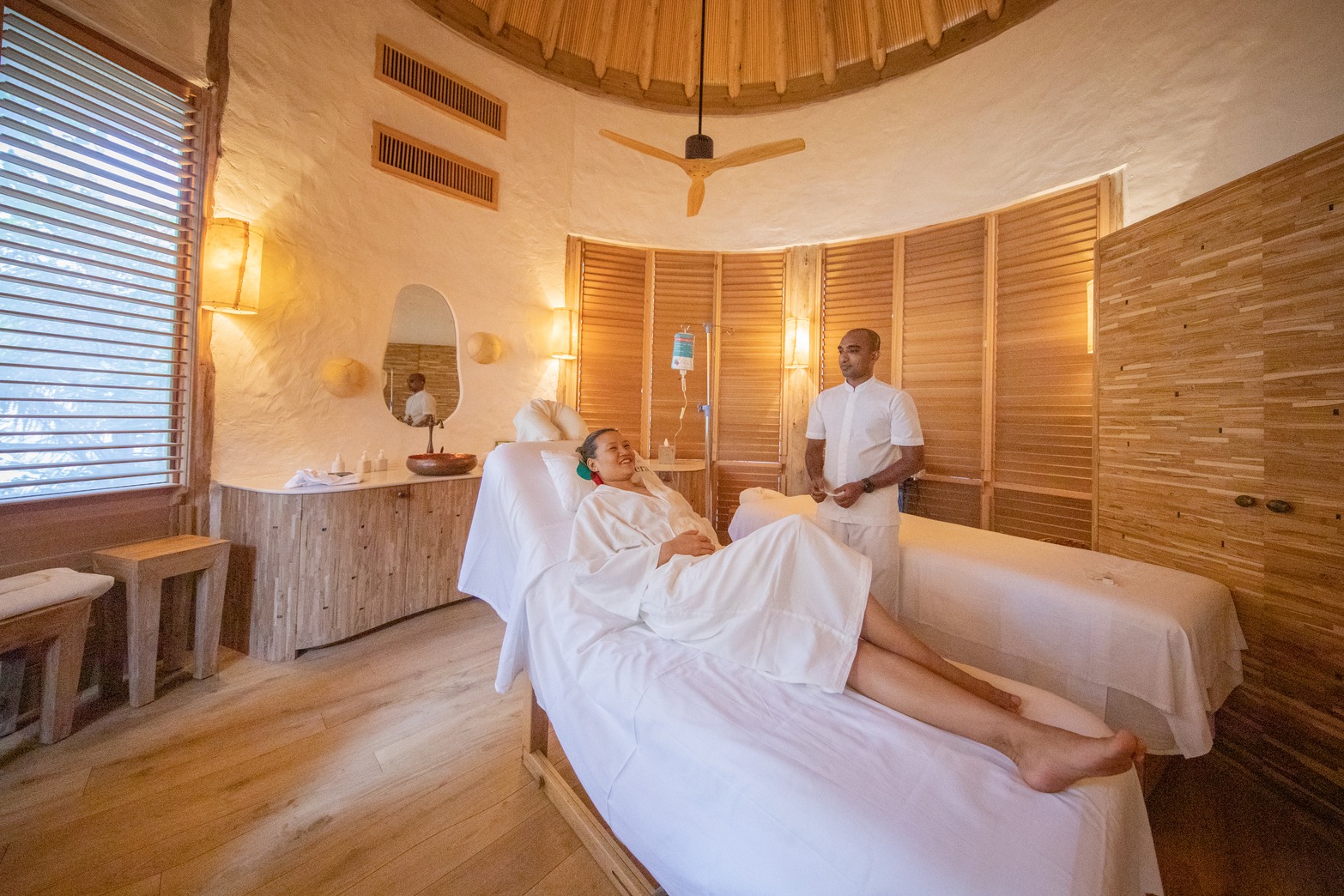 mujer en una camilla en maldivas wellness en maldivas