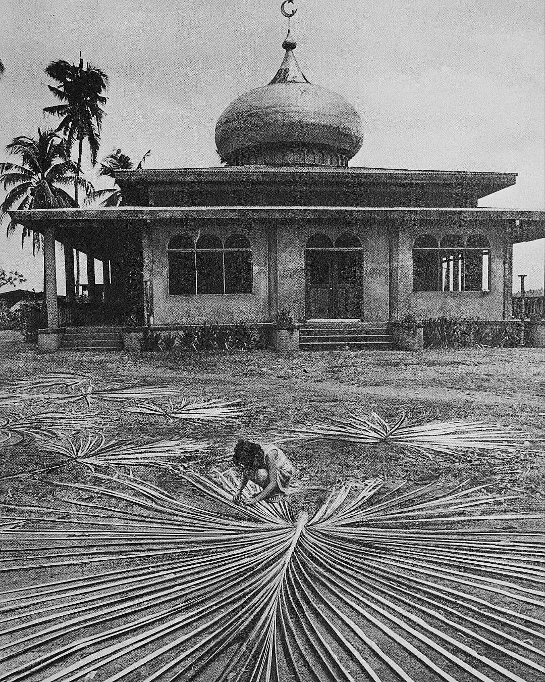 niño con lazos de palma en mezquita de india 