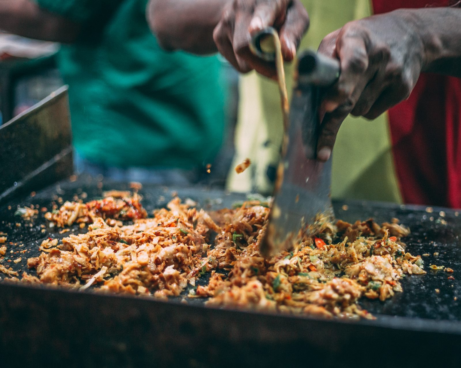 cuchillas cortando roti para el kottu.