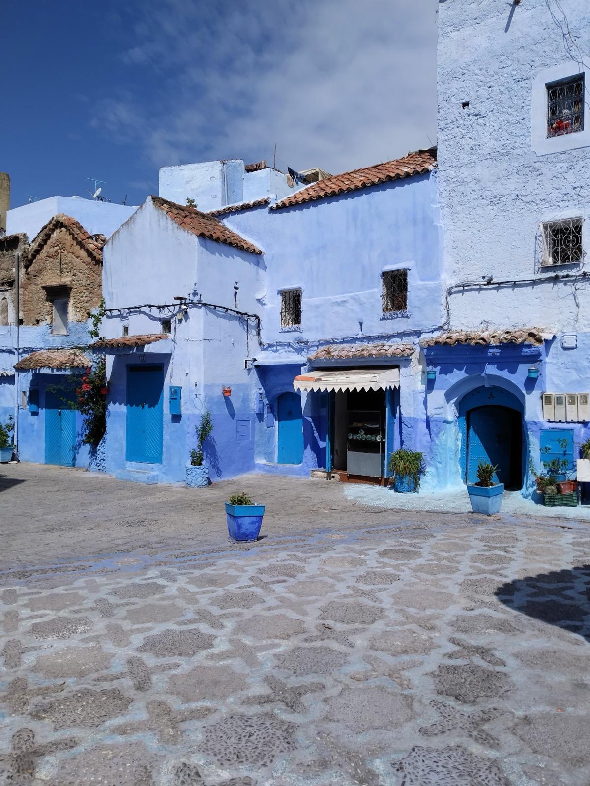plaza de color azul en chefchaouen plaza en chefchaouen