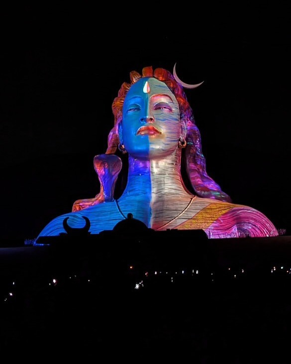 adiyogi estatua 