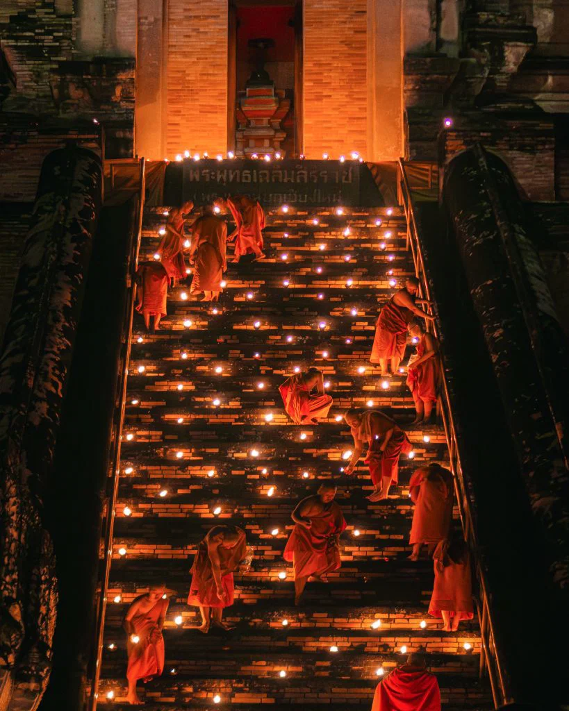 monjes en templo de chiang mai durante el yi peng yi peng