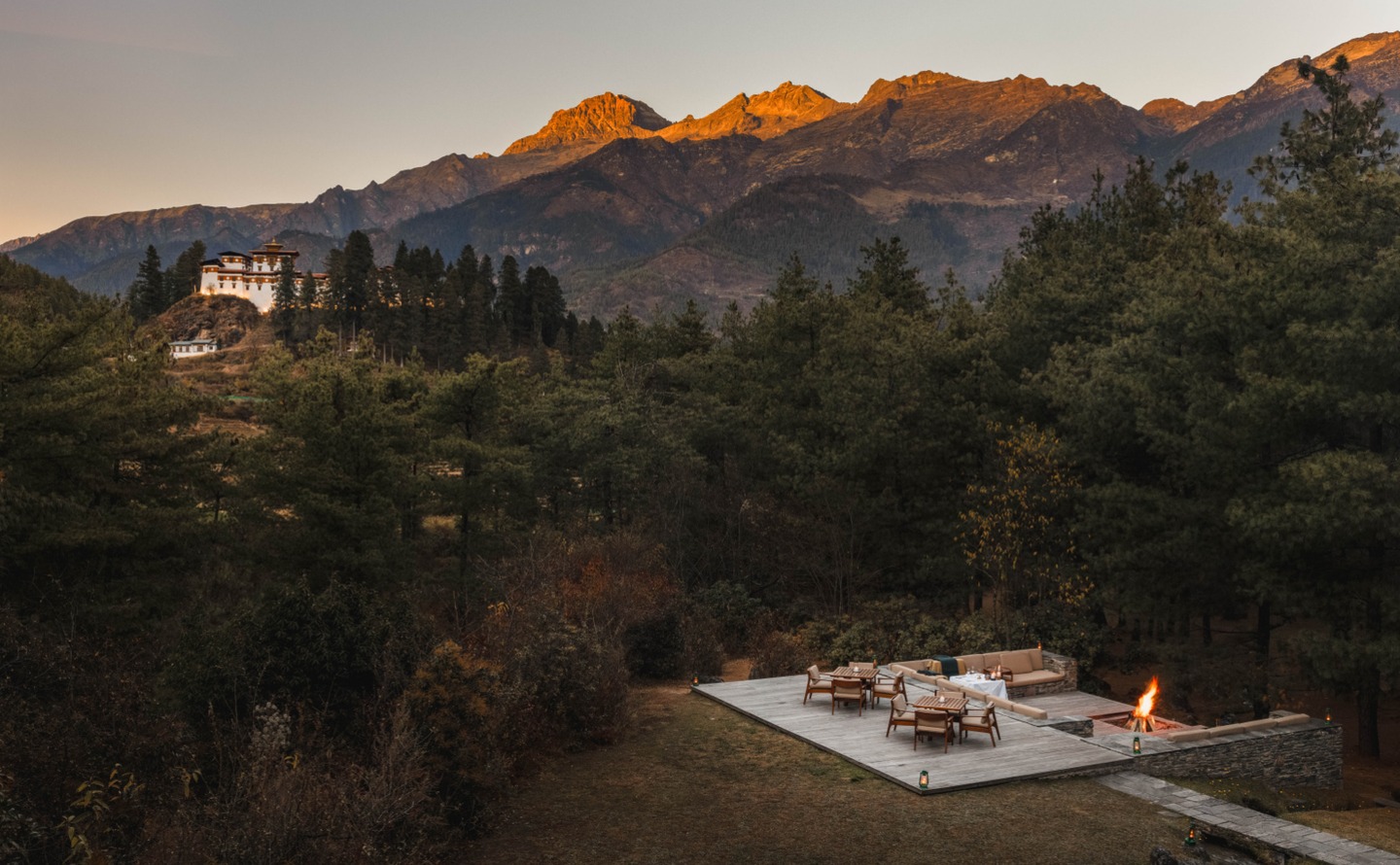 terraza de hotel amankora paro lodge hoteles en bután