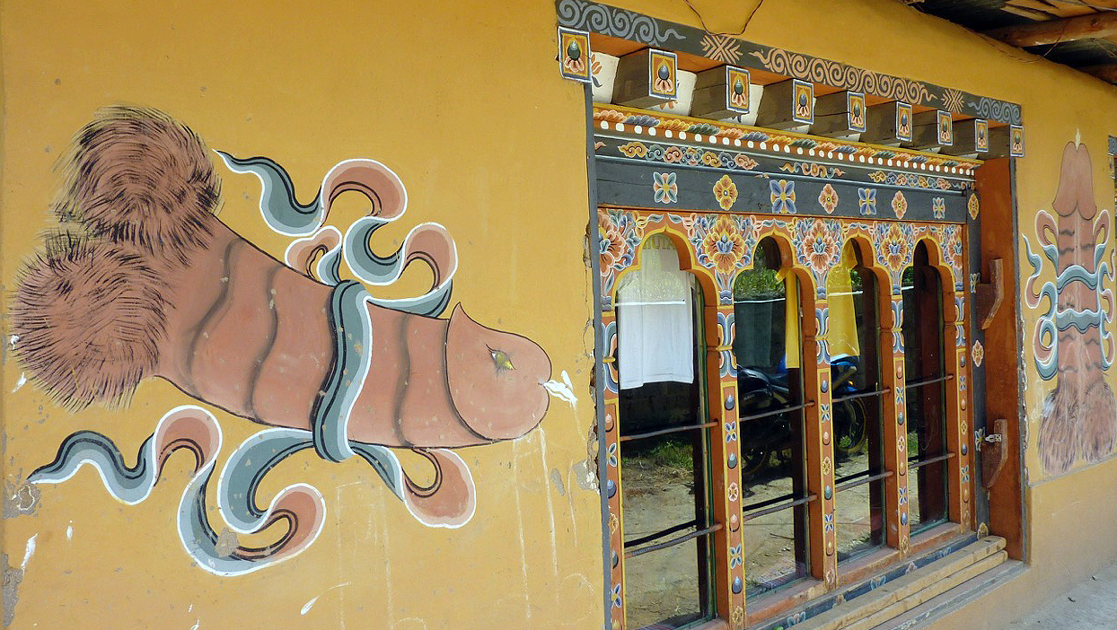 templo del falo en bután fiestas más curiosas de Nepal y Bután