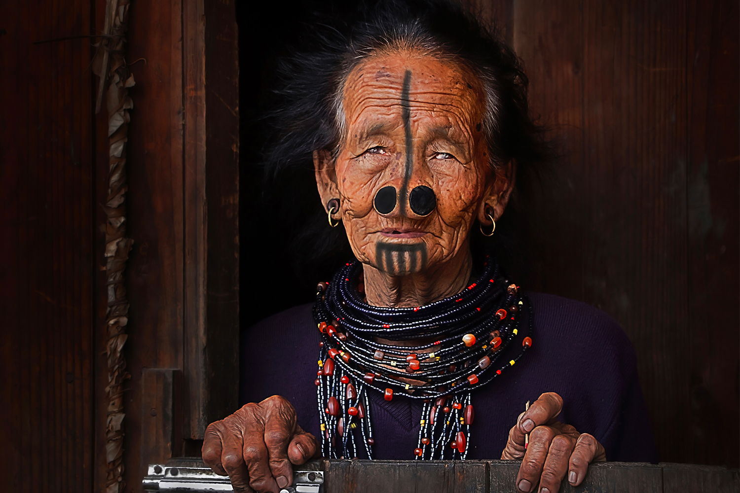 mujer apatani india india y tatuajes