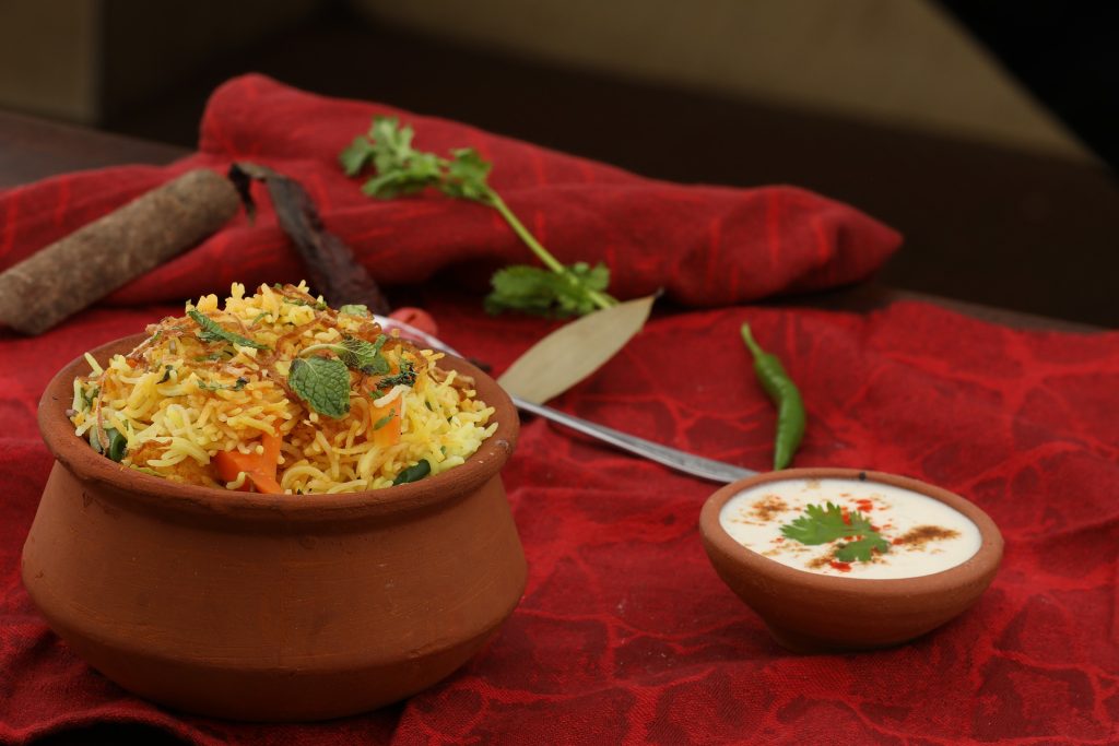 arroz biryani en cuenco de barro