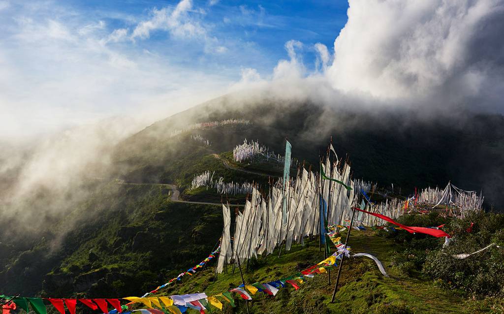 Conjunto de banderas de oración budistas en las estribaciones de Chele Le Pass, cerca de la ciudad de Paro. © North Bengal Tourism