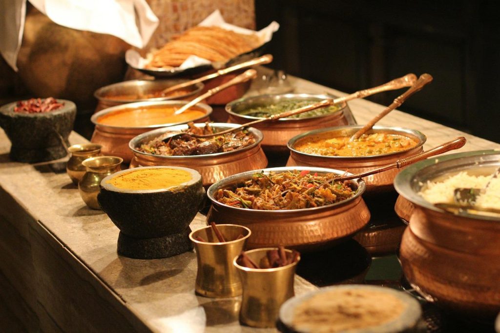 ollas con diferentes comidas indias