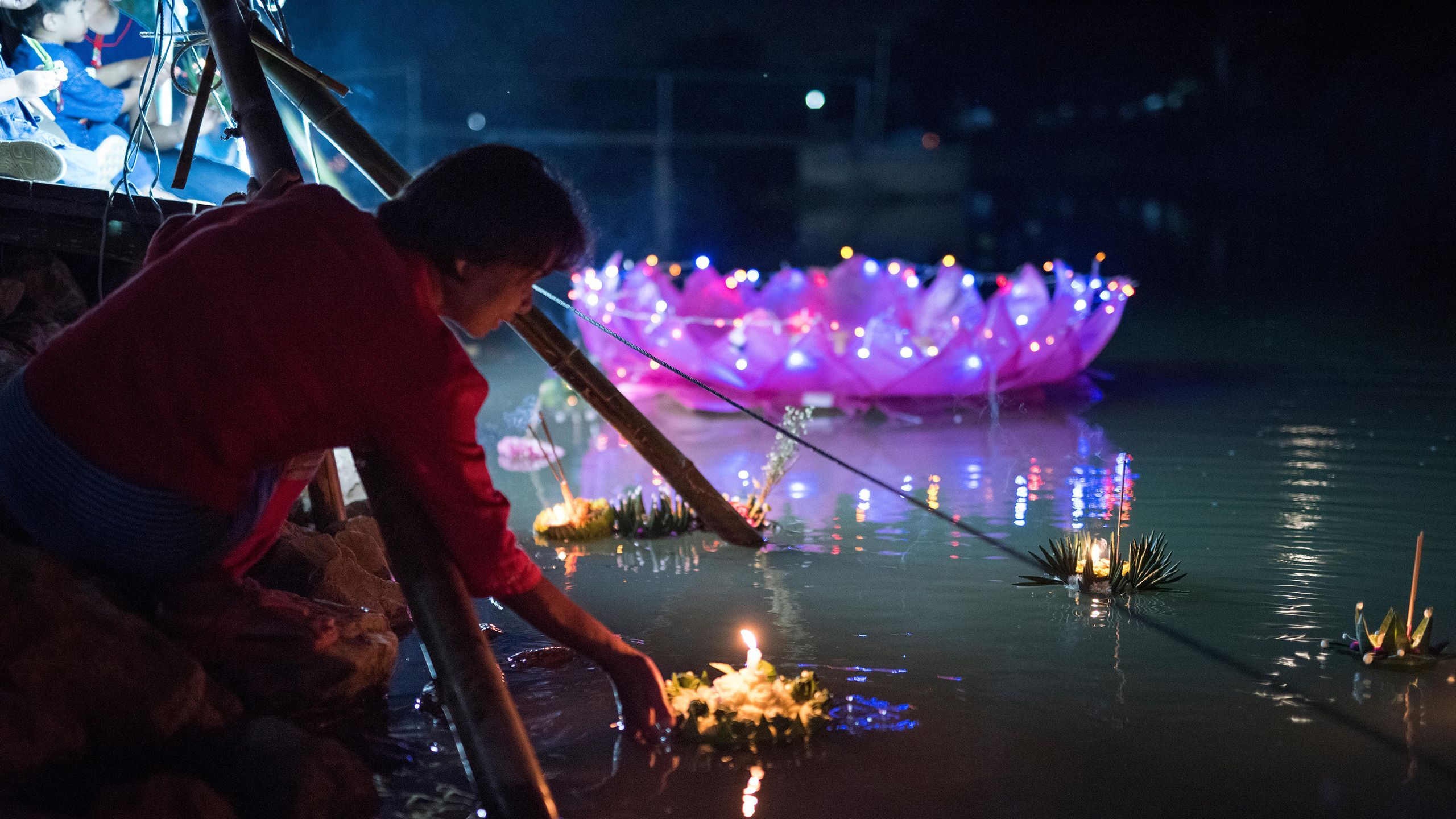 ofrendas junto al río en tailandia loy krathong
