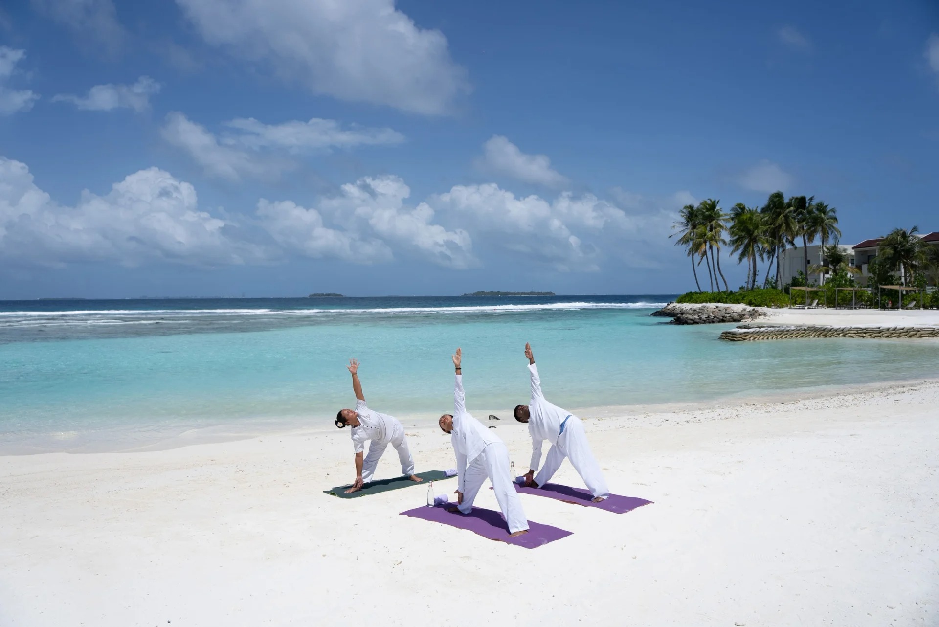 personas practicando yoga en maldivas wellness en Maldivas