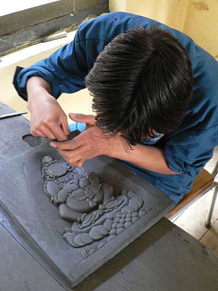 Artesano trabajando la roca en Bután 